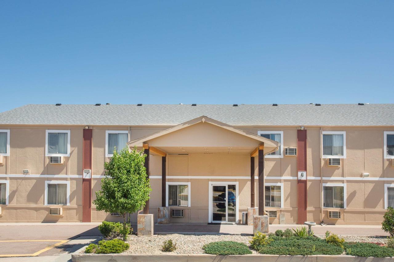 Super 8 By Wyndham Limon Otel Dış mekan fotoğraf
